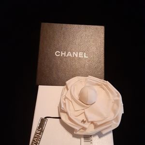 CHANEL FLOWER (NWT)